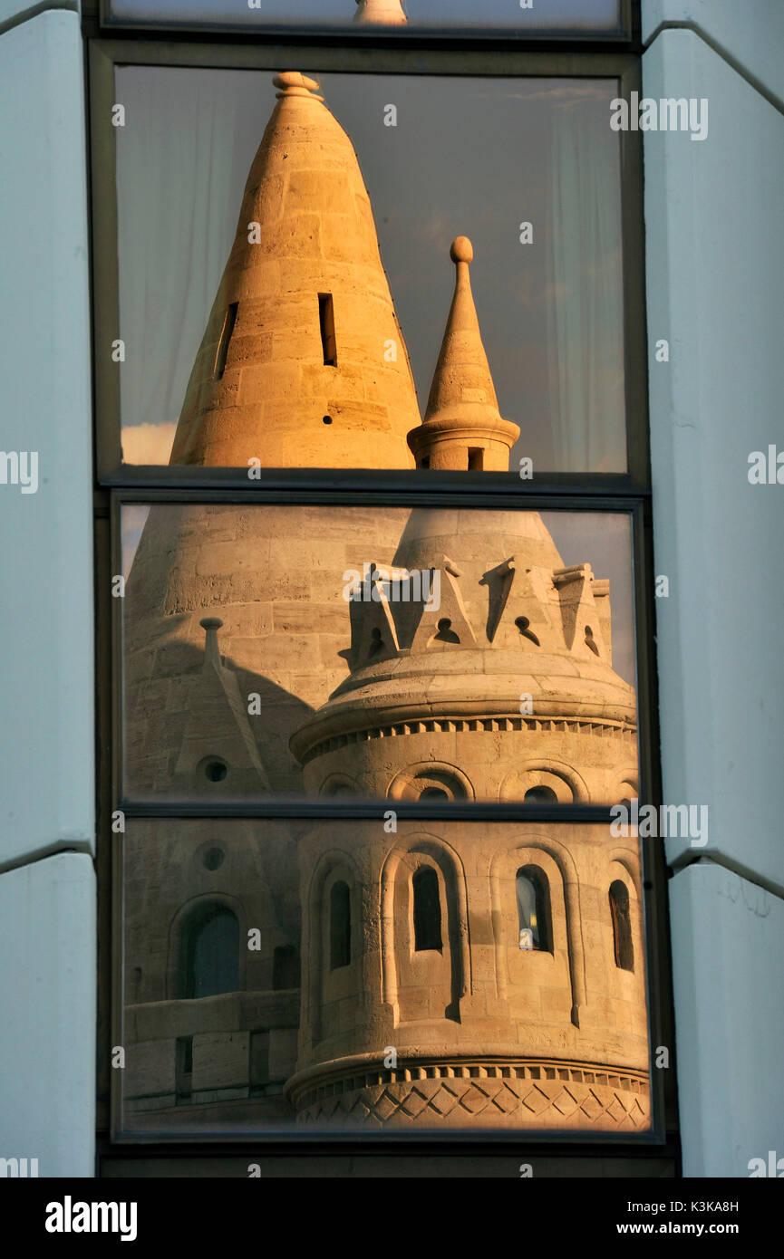 Ungarn, Budapest, Fisherman's Bastion am Hilton Hotel windows im historischen Budaer Burgviertel als Weltkulturerbe der UNESCO widerspiegelt Stockfoto