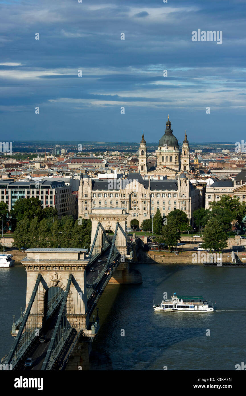 Ungarn, Budapest, die Donau, die Kettenbrücke (Szechenyi Lanchid), die von der UNESCO zum Weltkulturerbe erklärt wurde, der Gresham Palast, Jugendstil von 1907, heute in ein Hotel und die St.-Stephans-Basilika umgewandelt Stockfoto