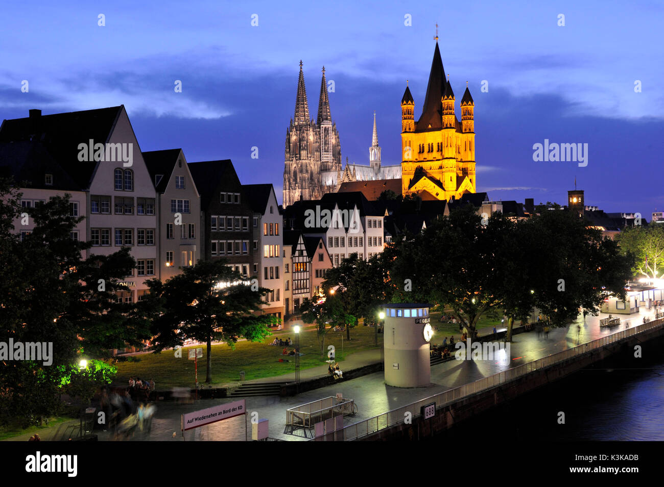 Deutschland, Nordrhein-Westfalen, Köln, der Rhein, der Dom zu Köln, der von der UNESCO zum Weltkulturerbe erklärt wurde, und die Kirche Groß St. Martin Stockfoto