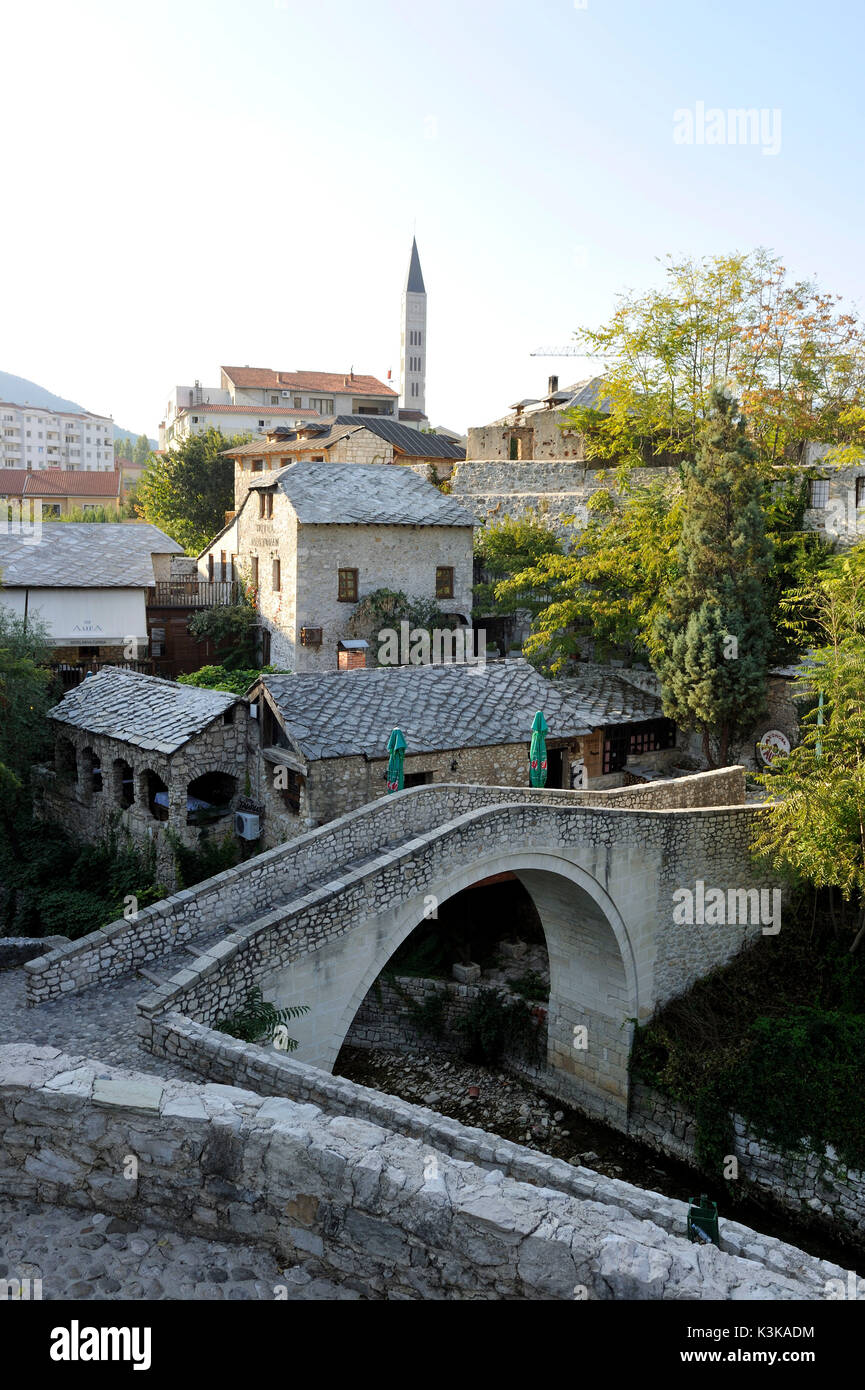 Bosnien und Herzegowina, Mostar, als Weltkulturerbe von der UNESCO, schiefe Brücke (Kriva Cuprija) Stockfoto