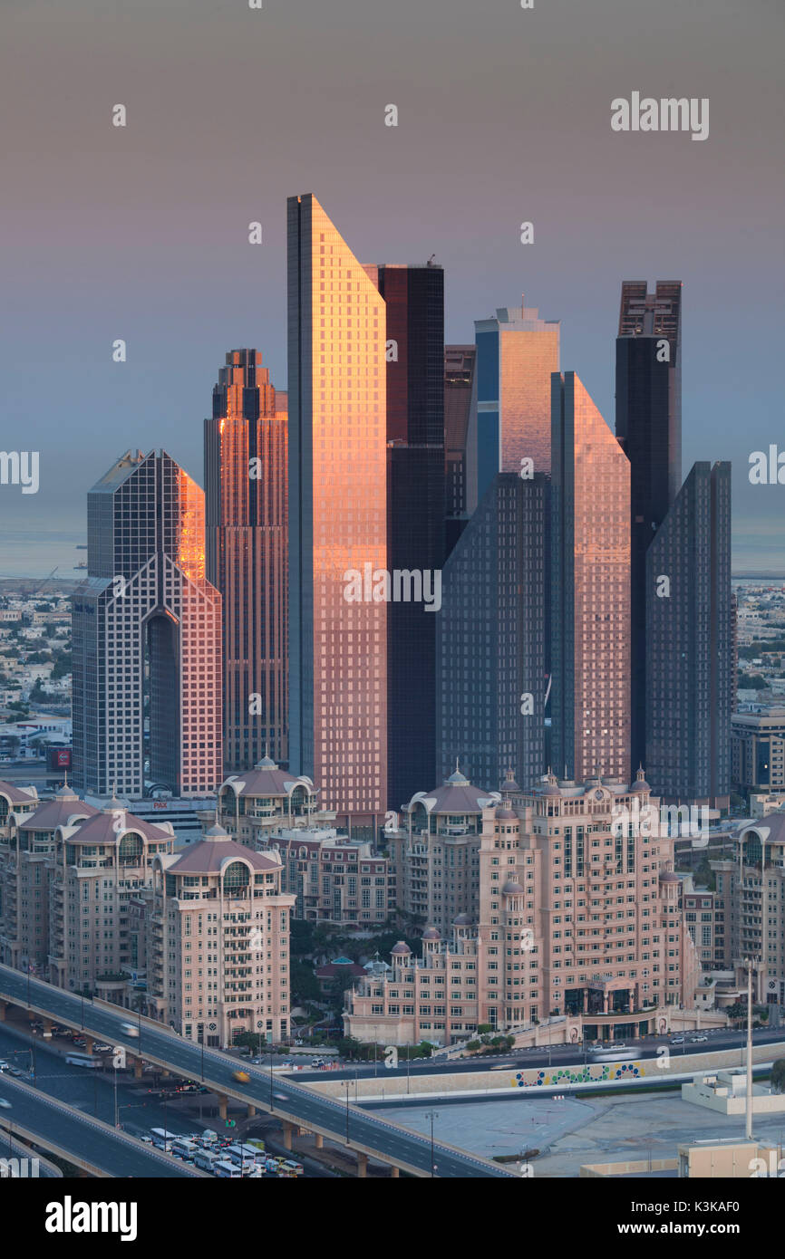 UAE, Dubai, Downtown Dubai, Erhöhte Ansicht, Wolkenkratzer an der Sheikh Zayed Road von der Innenstadt, Dawn Stockfoto