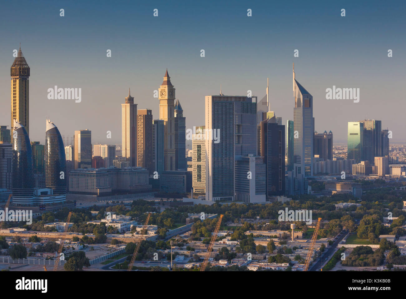 UAE, Dubai, Downtown Dubai, Erhöhte Ansicht, Wolkenkratzer an der Sheikh Zayed Road von der Innenstadt, der Dämmerung Stockfoto
