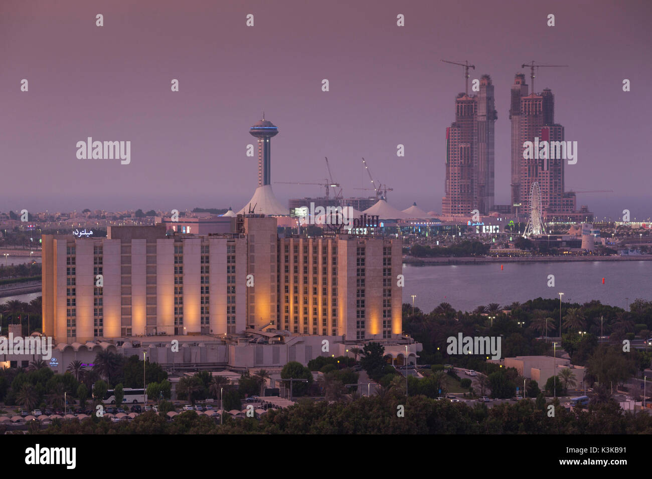 Vae, Abu Dhabi, erhöhten Skyline Blick über Hilton Hotel und Marina Insel, Dämmerung Stockfoto