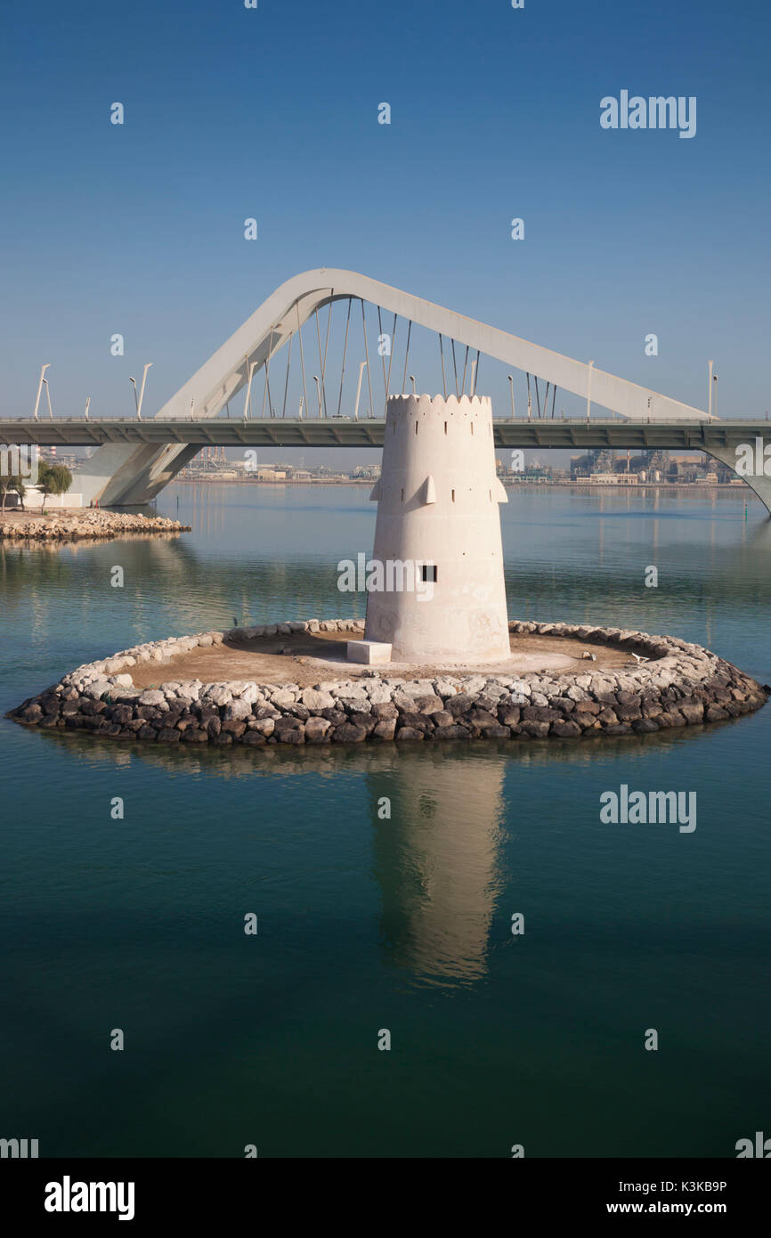 Vae, Abu Dhabi, Sheikh Zayed Brücke, von Zaha Hadid und alten Al Maqta Fort Wachturm konzipiert Stockfoto