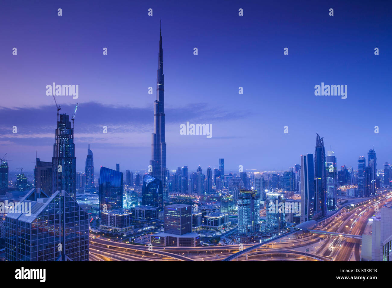 UAE, Dubai, Downtown Dubai, eleavted Blick auf die Sheikh Zayed Road und der Burj Khalifa Tower, das höchste Gebäude der Welt, 2016, Dawn Stockfoto