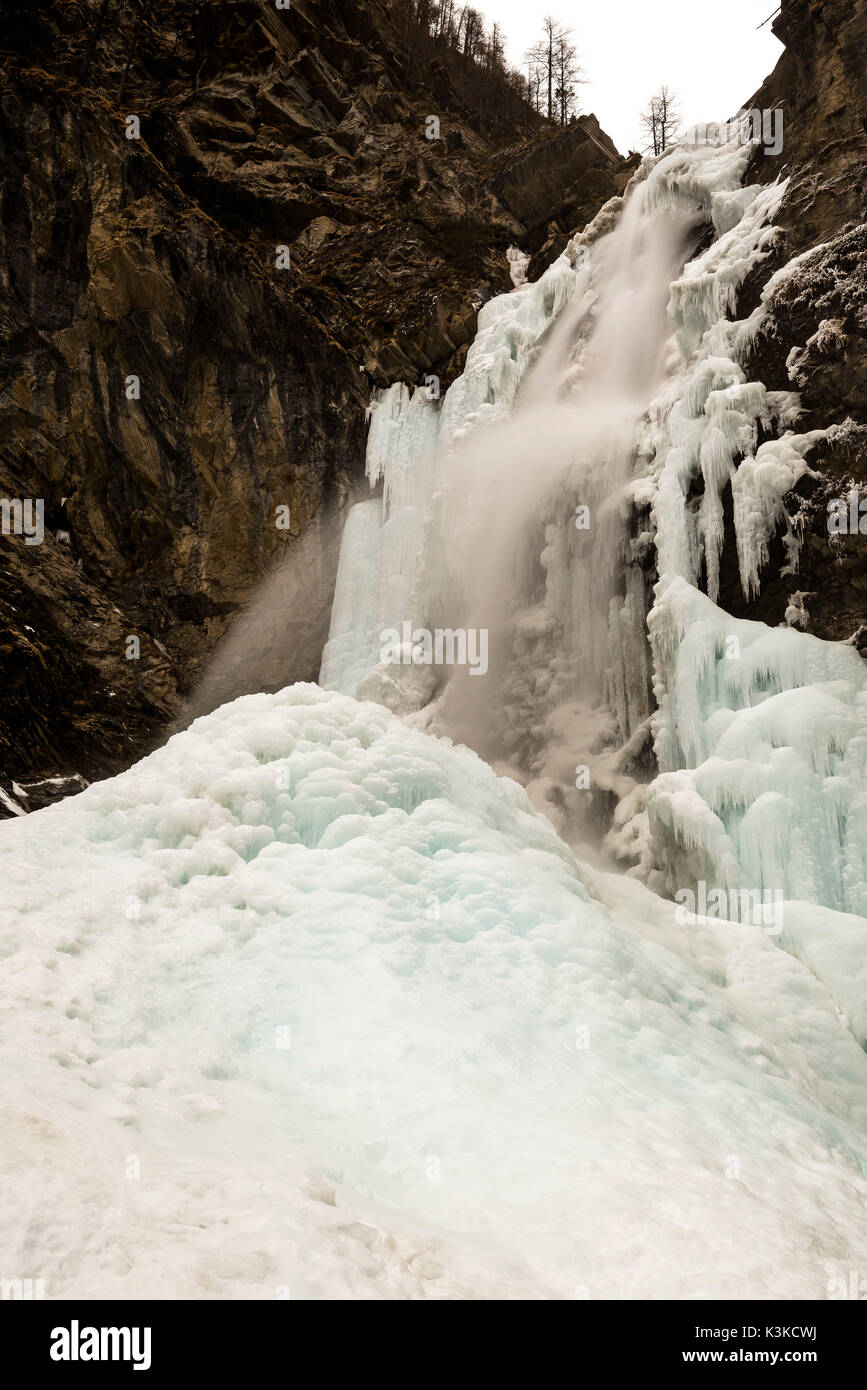 In den gefrorenen und vereist Gössnitz Wasserfall Wasser fällt herab. Stockfoto
