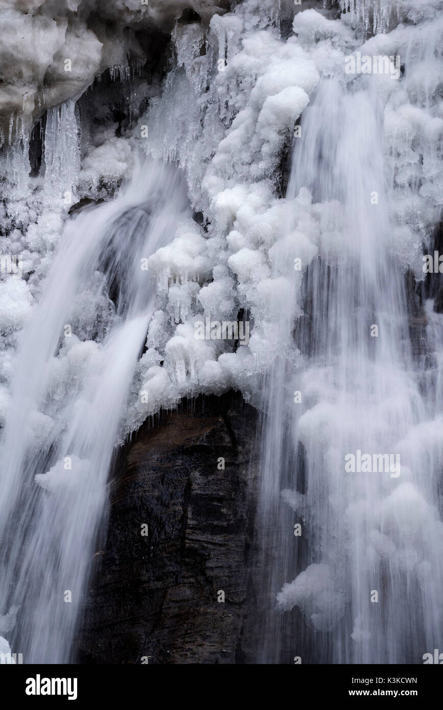 Wasser in einem gefrorenen Wasserfall. Stockfoto