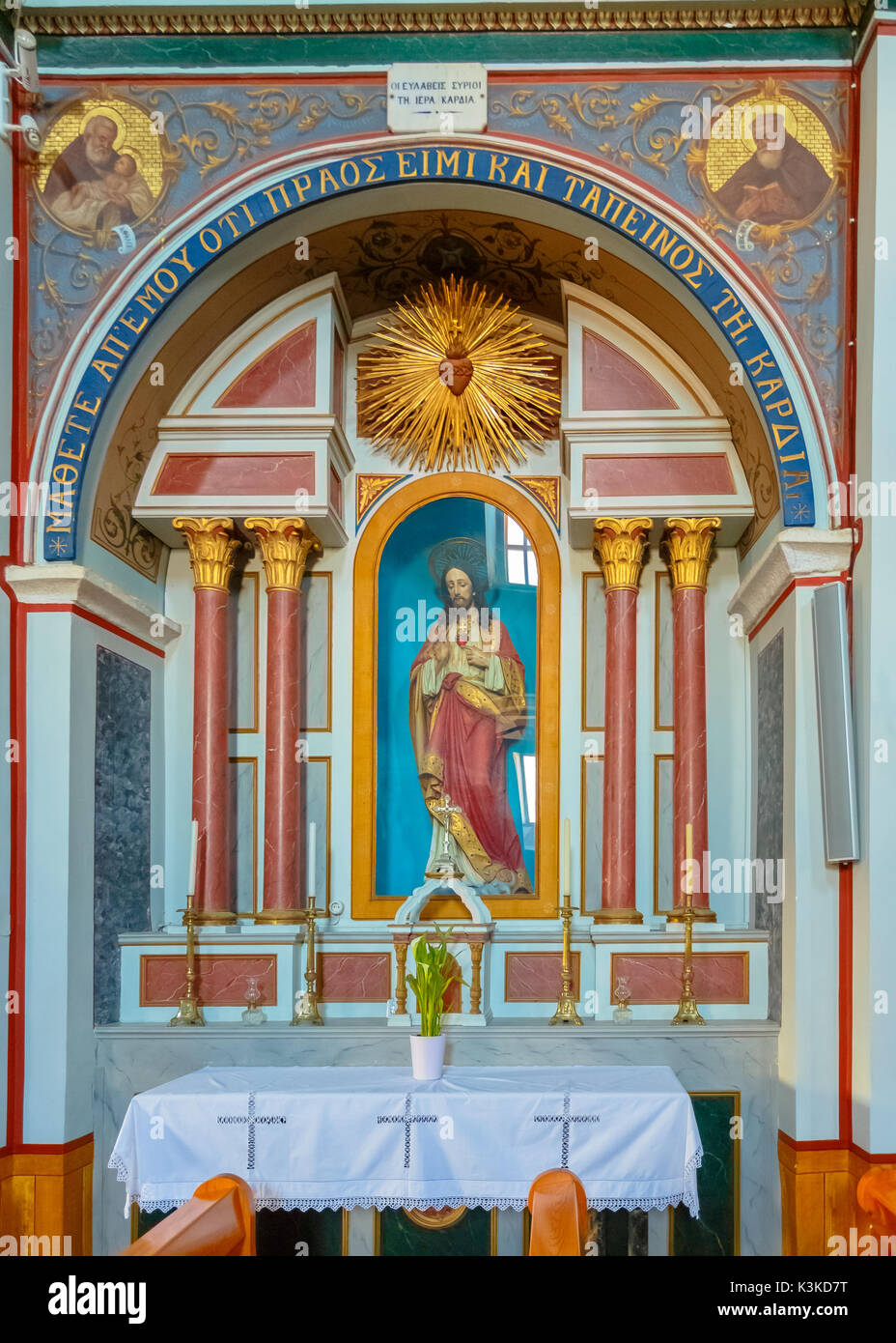 Schöne Kirche Innenraum in Montevideo in der Insel Syros, Griechenland. Es gibt viele katholische und orthodoxe Kirchen in Montevideo mit schönen Interieur Stockfoto