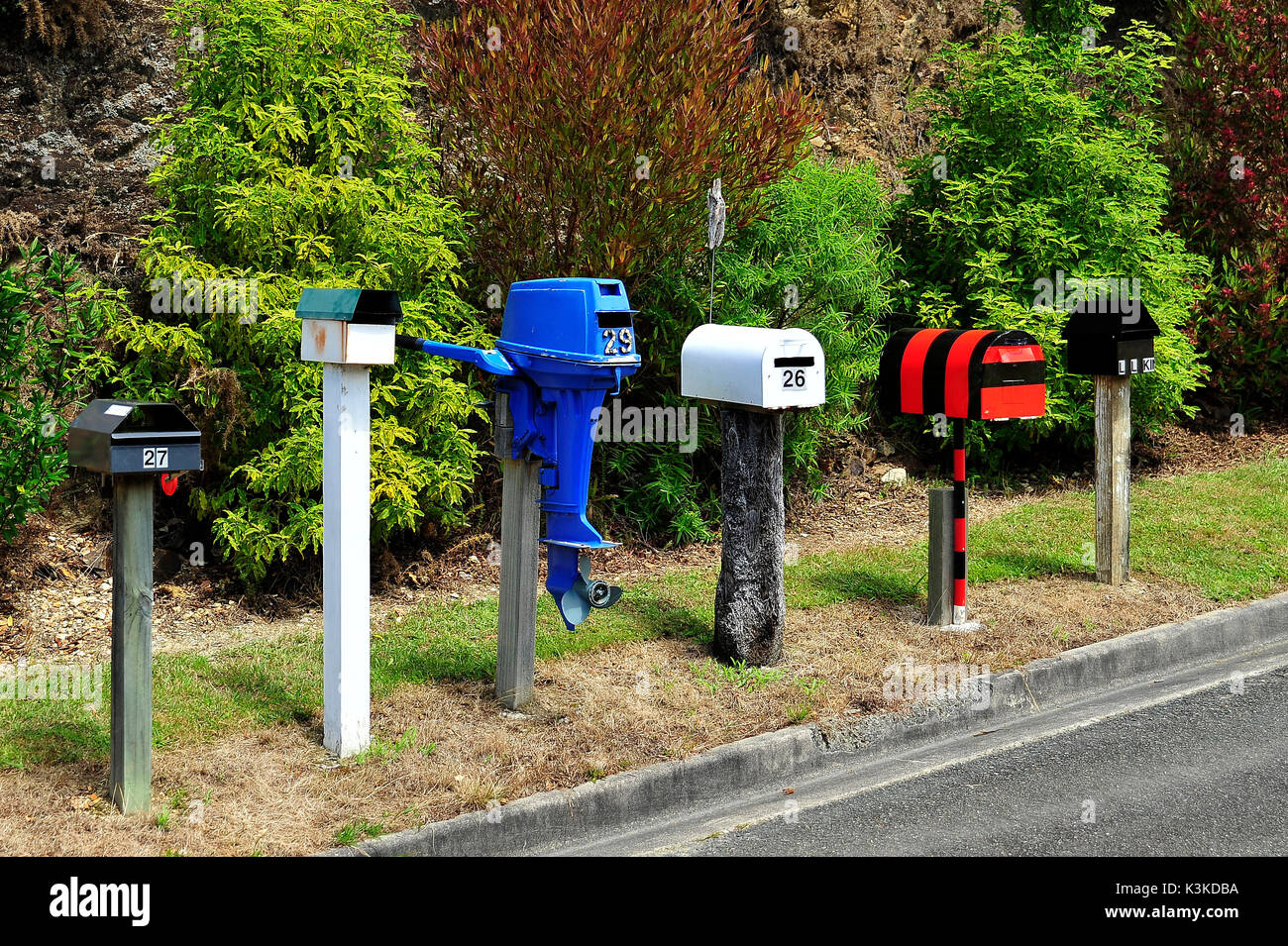 Farbige selfbuilt Mailboxen, einem alten Boot Motor. Stockfoto