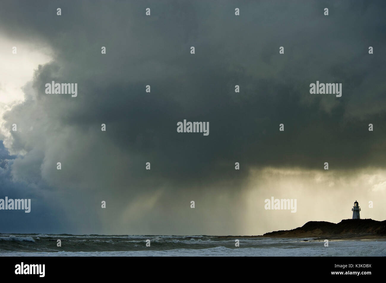 Am Abend Sturm mit dramatischen Stimmung in einem Leuchtturm auf der Südinsel von Neuseeland. Stockfoto