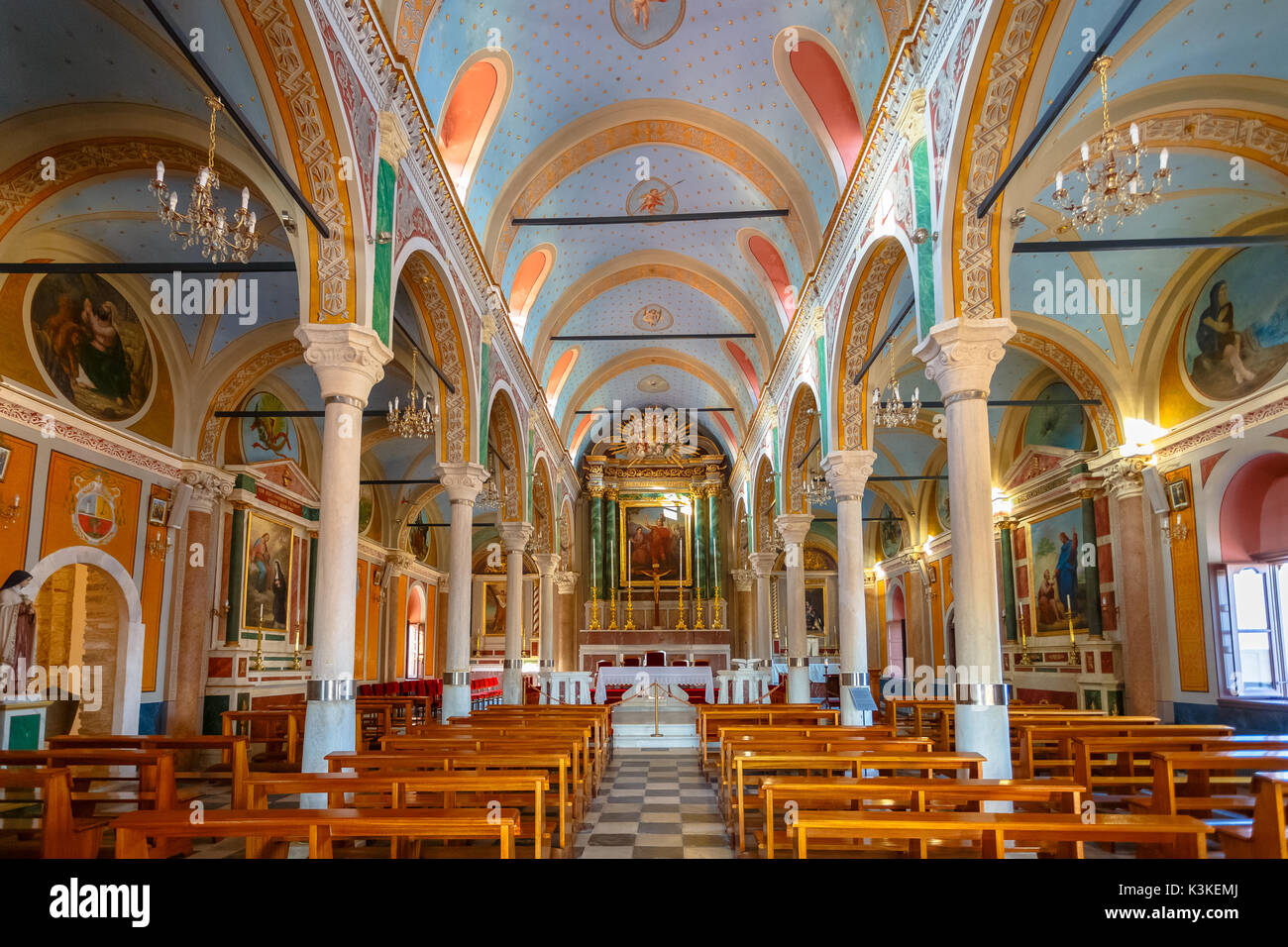 Schöne Kirche Innenraum in Montevideo in der Insel Syros, Griechenland. Es gibt viele katholische und orthodoxe Kirchen in Montevideo mit schönen Interieur Stockfoto