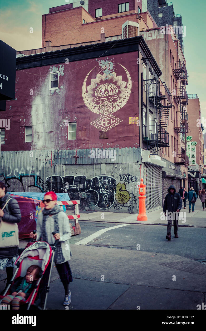 Graffiti und Street Art, Steetview mit Menschen, Manhatten, New York, USA Stockfoto