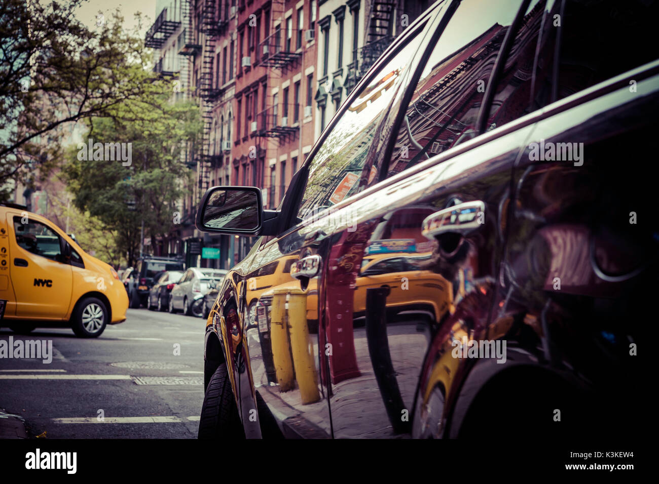 Yellow Cabs und Streetview Reflexionen in Auto Lack, Manhatten, New York, USA Stockfoto
