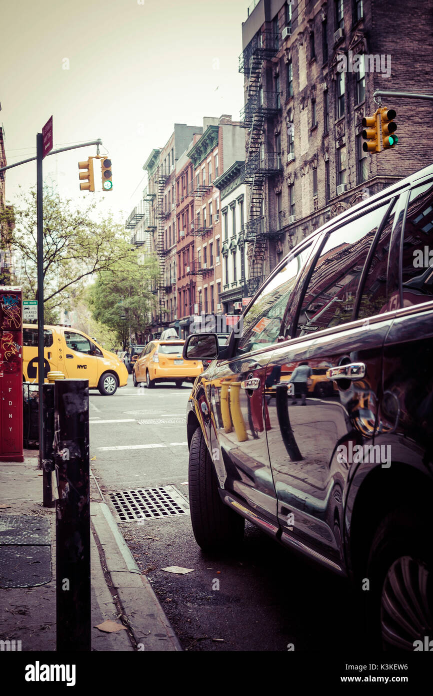 Yellow Cabs und Streetview Reflexionen in Auto Lack, Manhatten, New York, USA Stockfoto