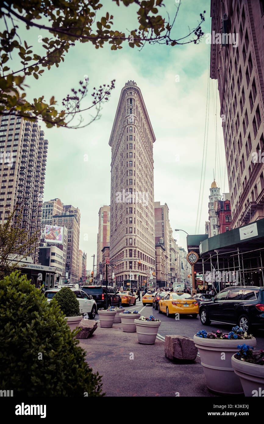 Typische NY Straßenbild, beschäftigt die Menschen und Verkehr, Flatiron Building, Manhatten, New York, USA Stockfoto