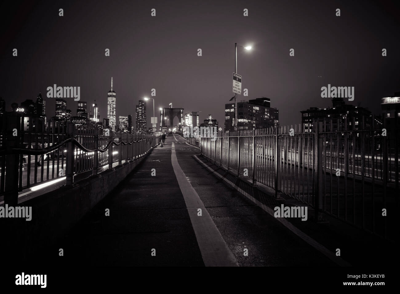 Brooklyn Bridge, regnerischen Abend, Wolkenkratzer und Skyline von Manhatten, New York, USA Stockfoto