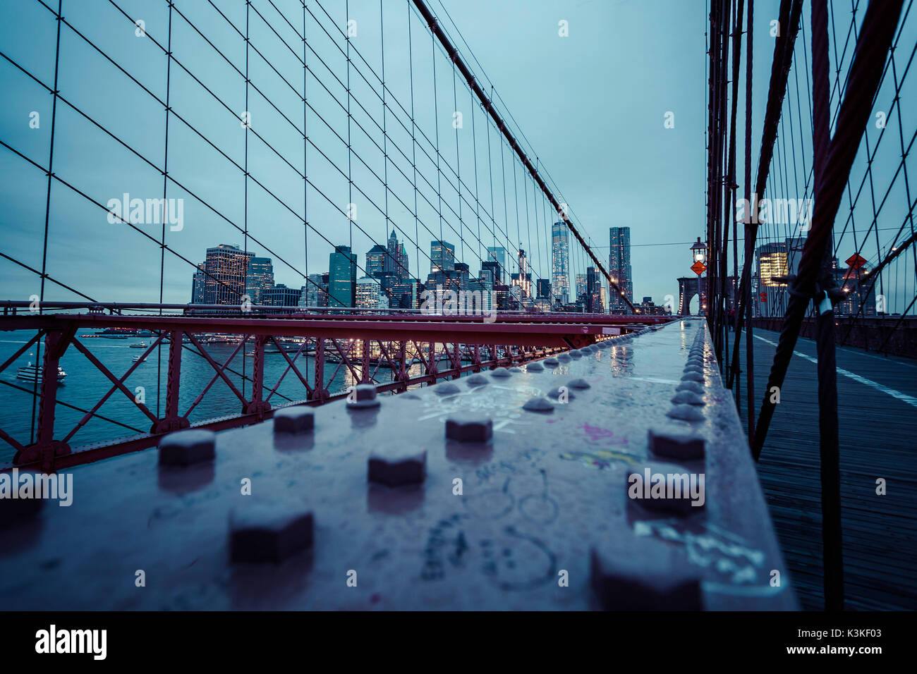 Brooklyn Bridge, regnerischen Abend, Wolkenkratzer und Skyline von Manhatten, New York, USA Stockfoto