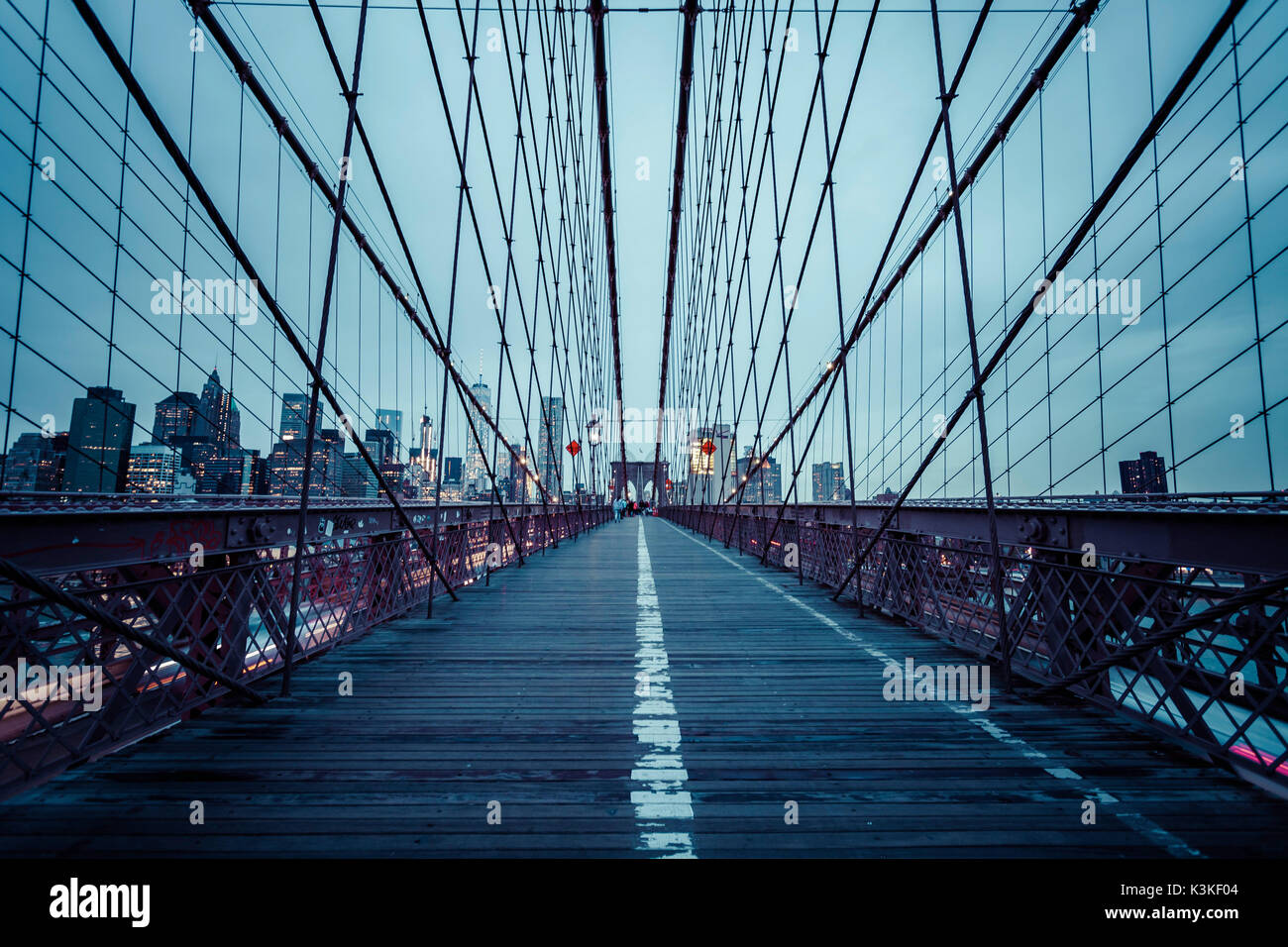 Brooklyn Bridge, regnerischen Abend, Wolkenkratzer und Skyline von Manhatten, New York, USA Stockfoto
