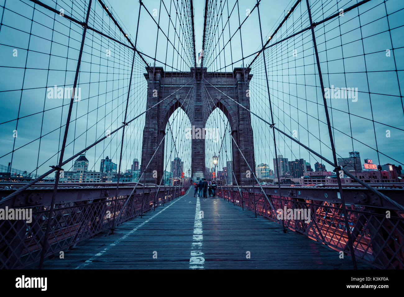 Brooklyn Bridge, regnerischen Abend, Wolkenkratzer und Skyline von Manhatten, New York, USA Stockfoto