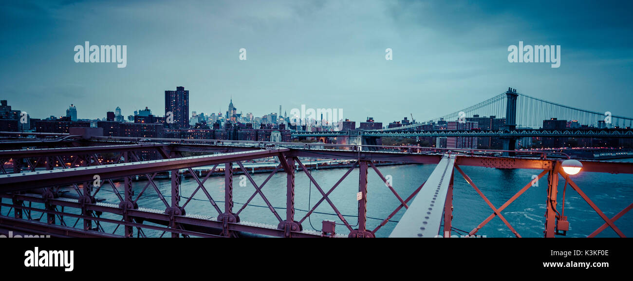 Brooklyn Bridge, regnerischen Abend, Wolkenkratzer und Skyline von Manhatten, New York, USA Stockfoto