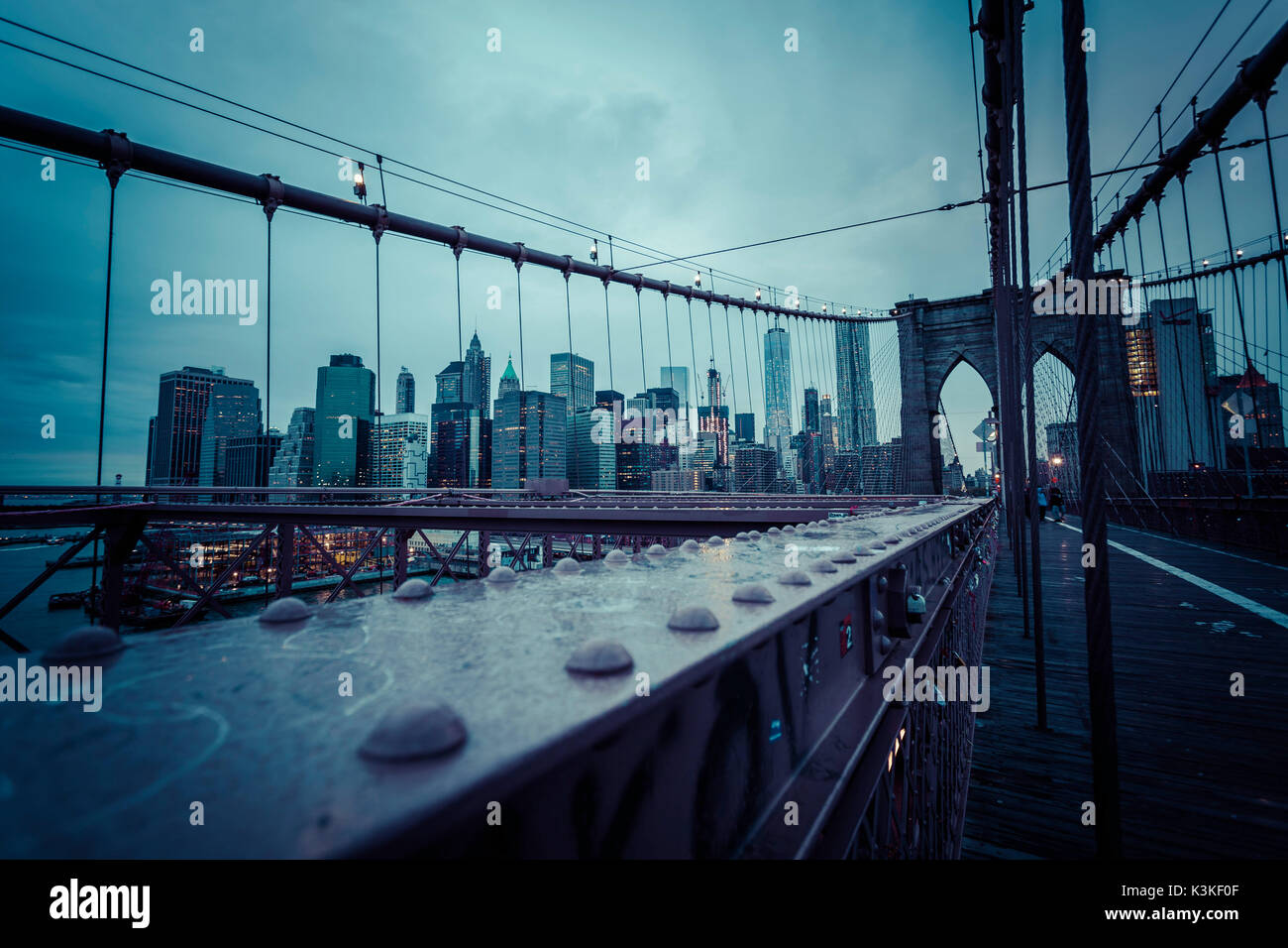 Brooklyn Bridge, regnerischen Abend, Wolkenkratzer und Skyline von Manhatten, New York, USA Stockfoto