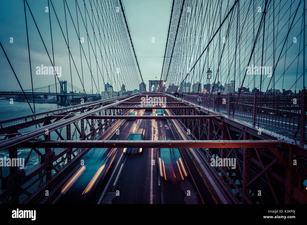 Verkehr an der Brooklyn Bridge, regnerischen Abend, die Skyline von Manhattan, New York, USA Stockfoto