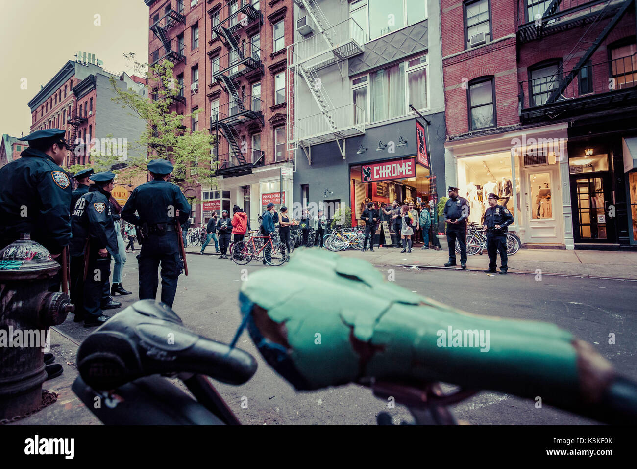 NYPD, Polizisten in Red Hook Crit Bike Event in Chrom Industries, Manhatten, New York, USA Stockfoto