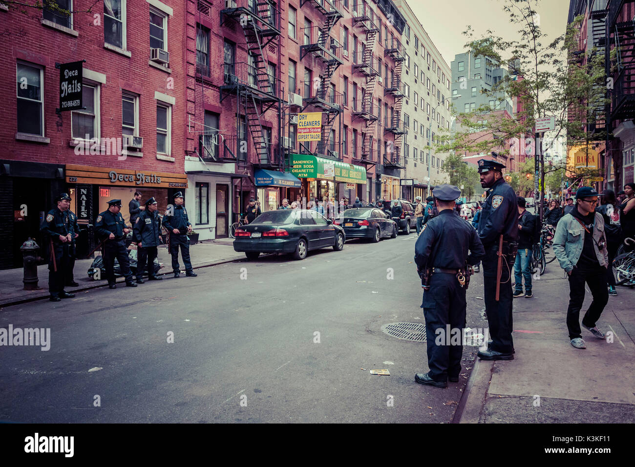 NYPD, Polizisten in Red Hook Crit Bike Event in Chrom Industries, Manhatten, New York, USA Stockfoto