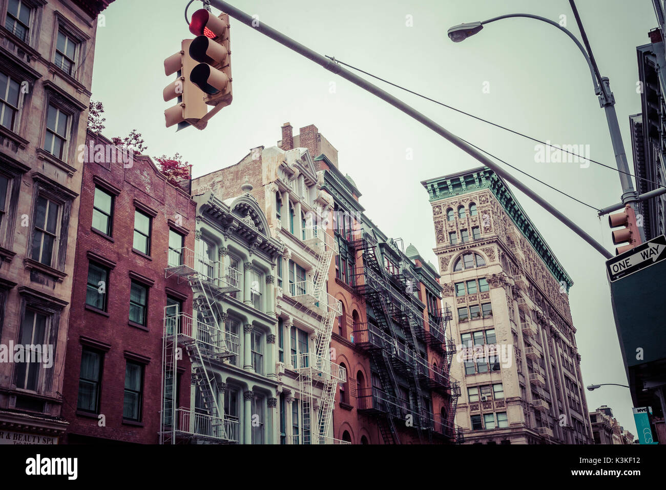 Straßenbild von Broome Street, historische Gebäude, Häuser mit Feuer Treppen, typische Architektur in Little Italy, Manhatten, New York, USA Stockfoto