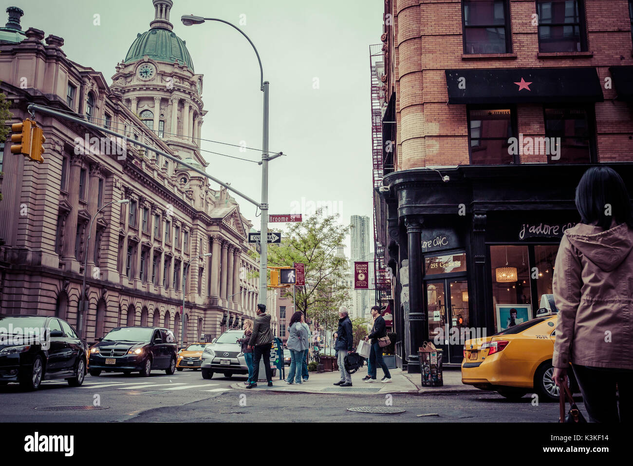 Streetview Broome Street mit Fußgängern, Autos, historischen Gebäude, Little Italy, Manhatten, New York, USA Stockfoto