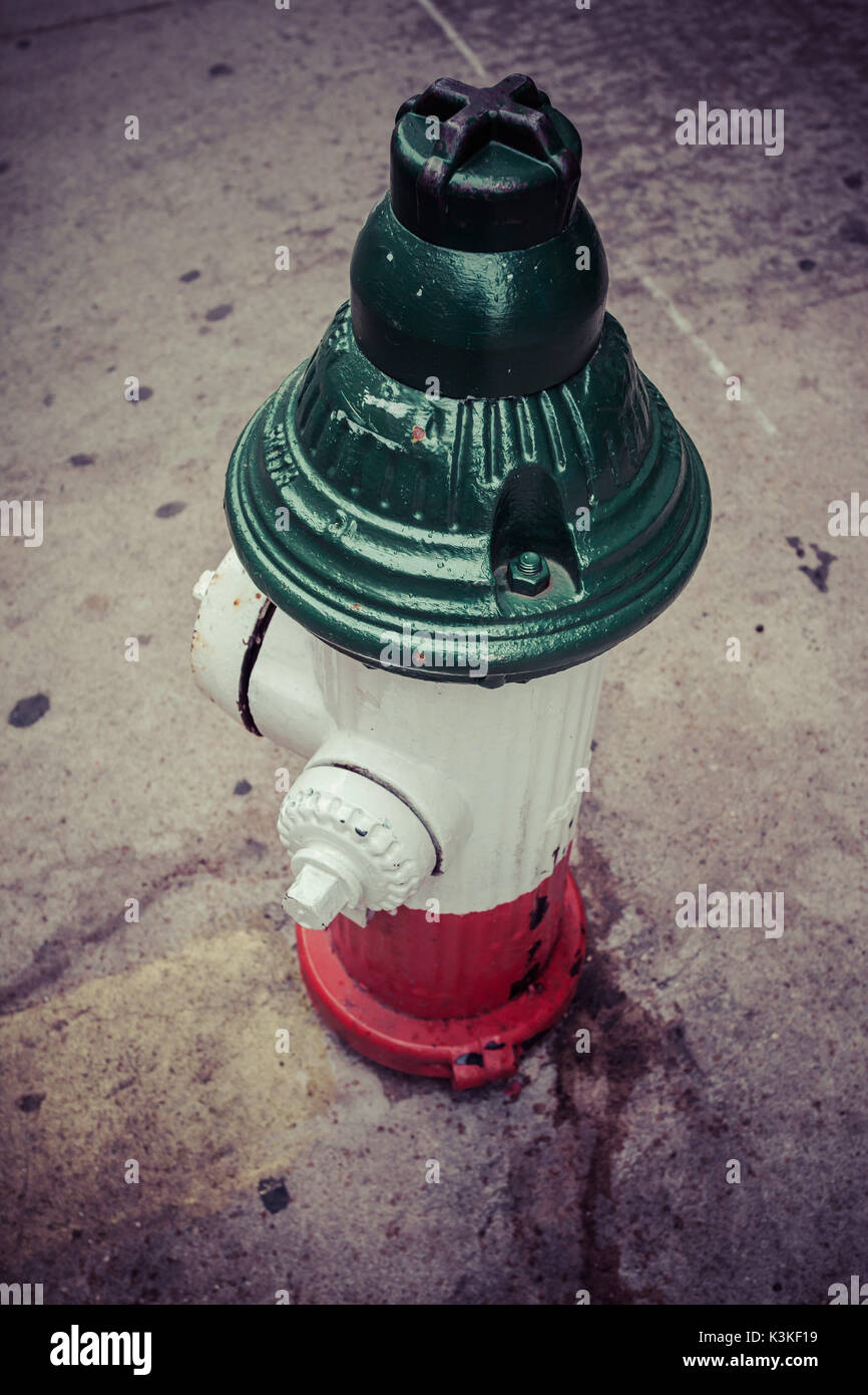 Wasser Hydrant in der italienischen Flagge Farben, Little Italy, Manhatten, New York, USA Stockfoto