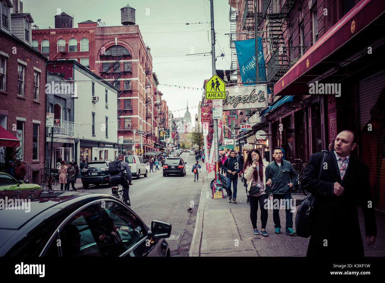 Typische Streetview mit Verkehr und Backsteinhäuser, Feuer Treppen, Fußgänger in Little Italy, Manhatten, New York, USA Stockfoto