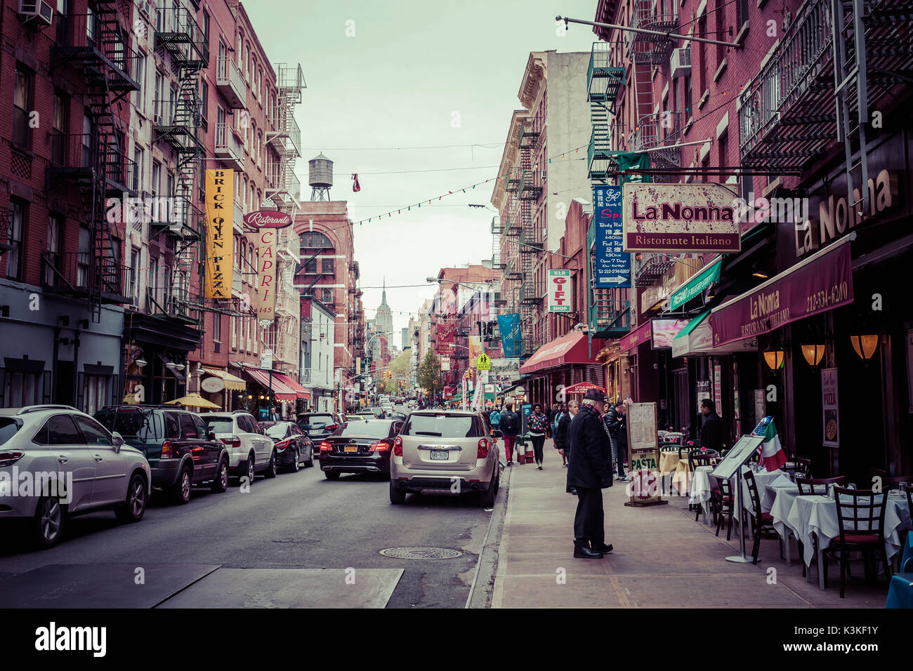 Typische Streetview mit Verkehr und Backsteinhäuser, Feuer Treppen, Fußgänger in Little Italy, Manhatten, New York, USA Stockfoto