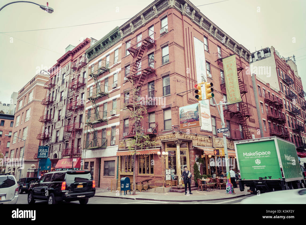 Streetview und ein Backsteinhaus mit Feuer Treppen, typische Architektur in Little Italy, Manhatten, New York, USA Stockfoto