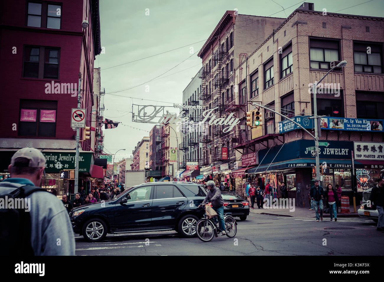 Nach Little Italy, typische Straßenbild mit Autos und Fußgängern in Manhatten, New York, USA Willkommen Stockfoto