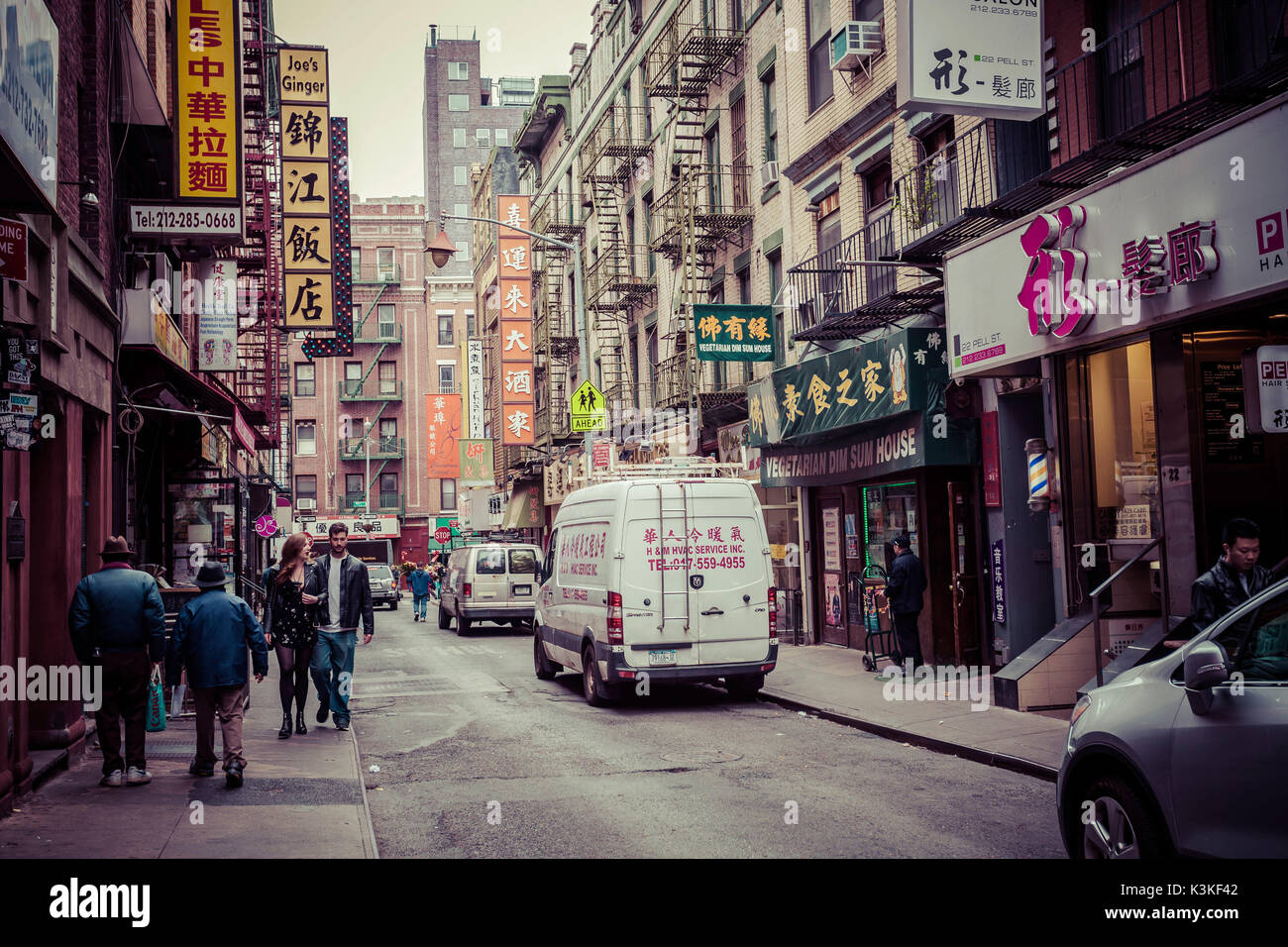 Ein typisches Straßenbild mit Fußgängern in Chinatown, Manhatten, New York, USA Stockfoto