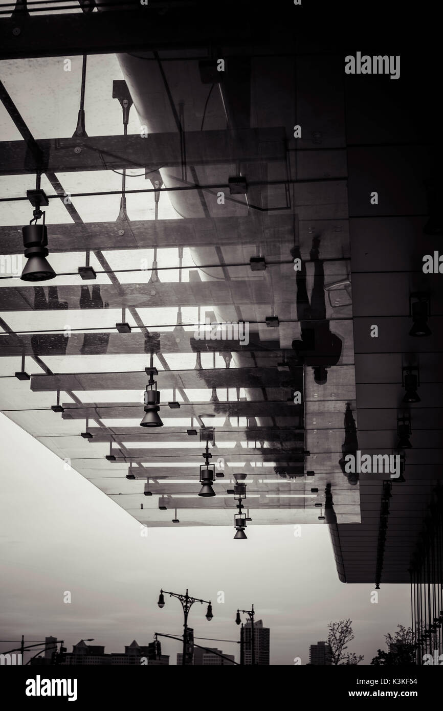 Spiegelverkehrt Menschen, verschiedene Perspektive, Reflexion, Glas, Architektur, Streetview, Manhatten, New York, USA Stockfoto