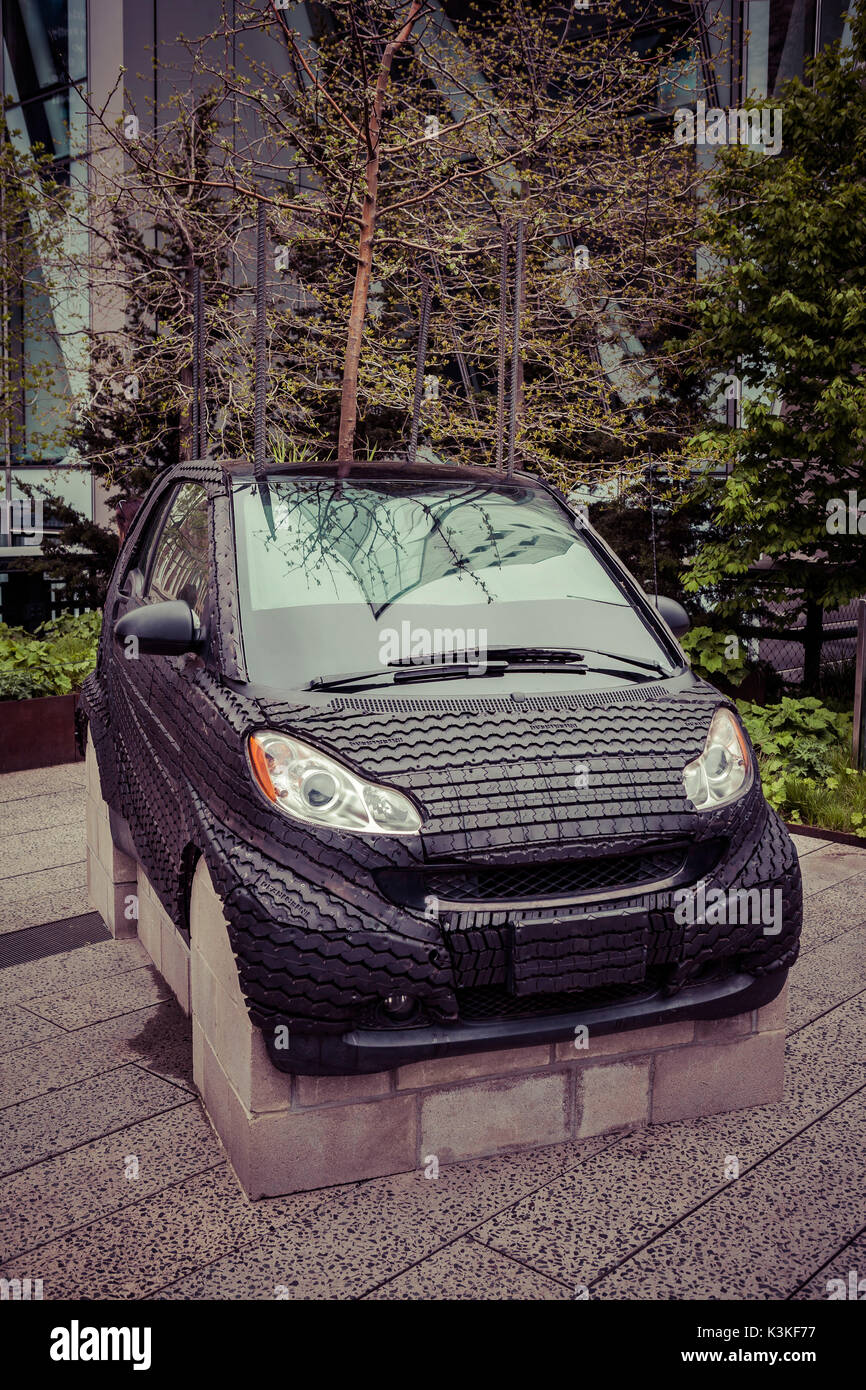 Streetart Skulptur eines reifen design Auto, Smart. Die High Line ist ein öffentlicher Park auf einem historischen Freight rail line gebaut erhöht über der Straße in die West Side von Manhattan. Chelsea, Art District, Touristenattraktion und Leben Linie von New York, Manhattan, USA Stockfoto