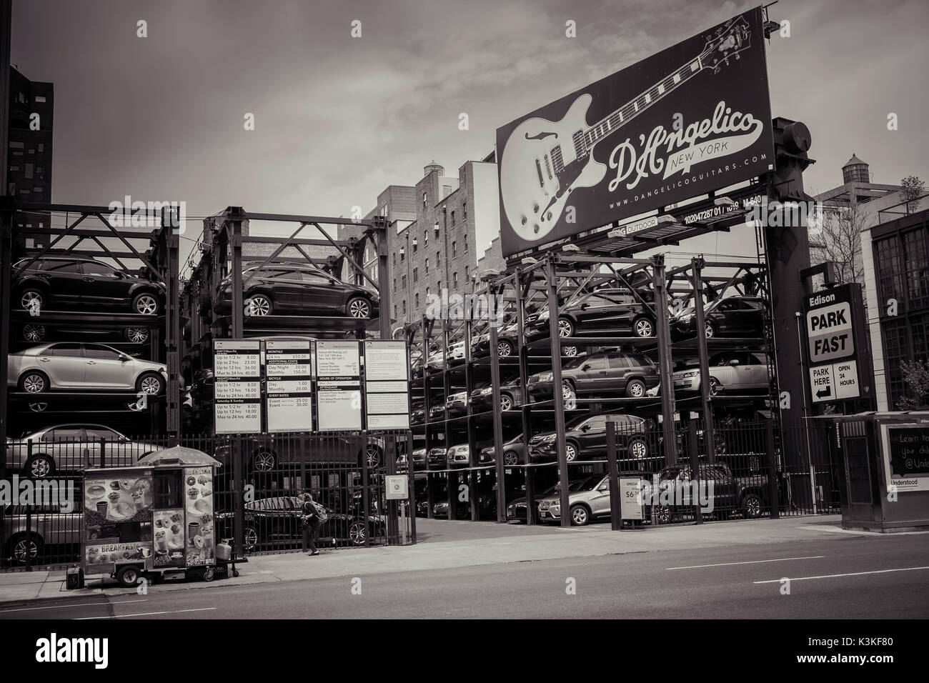 Platzsparendes Parksystem und Gitarre billboard D'Angelico, Manhatten, New York, USA Stockfoto