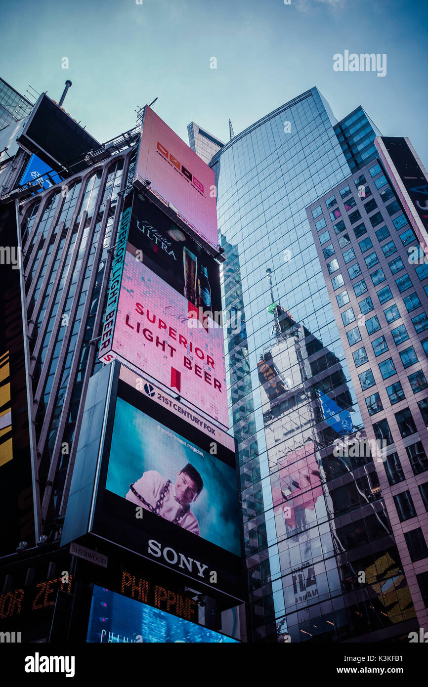 Ads auf den Time Square, Architektur, Wolkenkratzer, Reflexion, Streetview, Manhatten, New York, USA Stockfoto