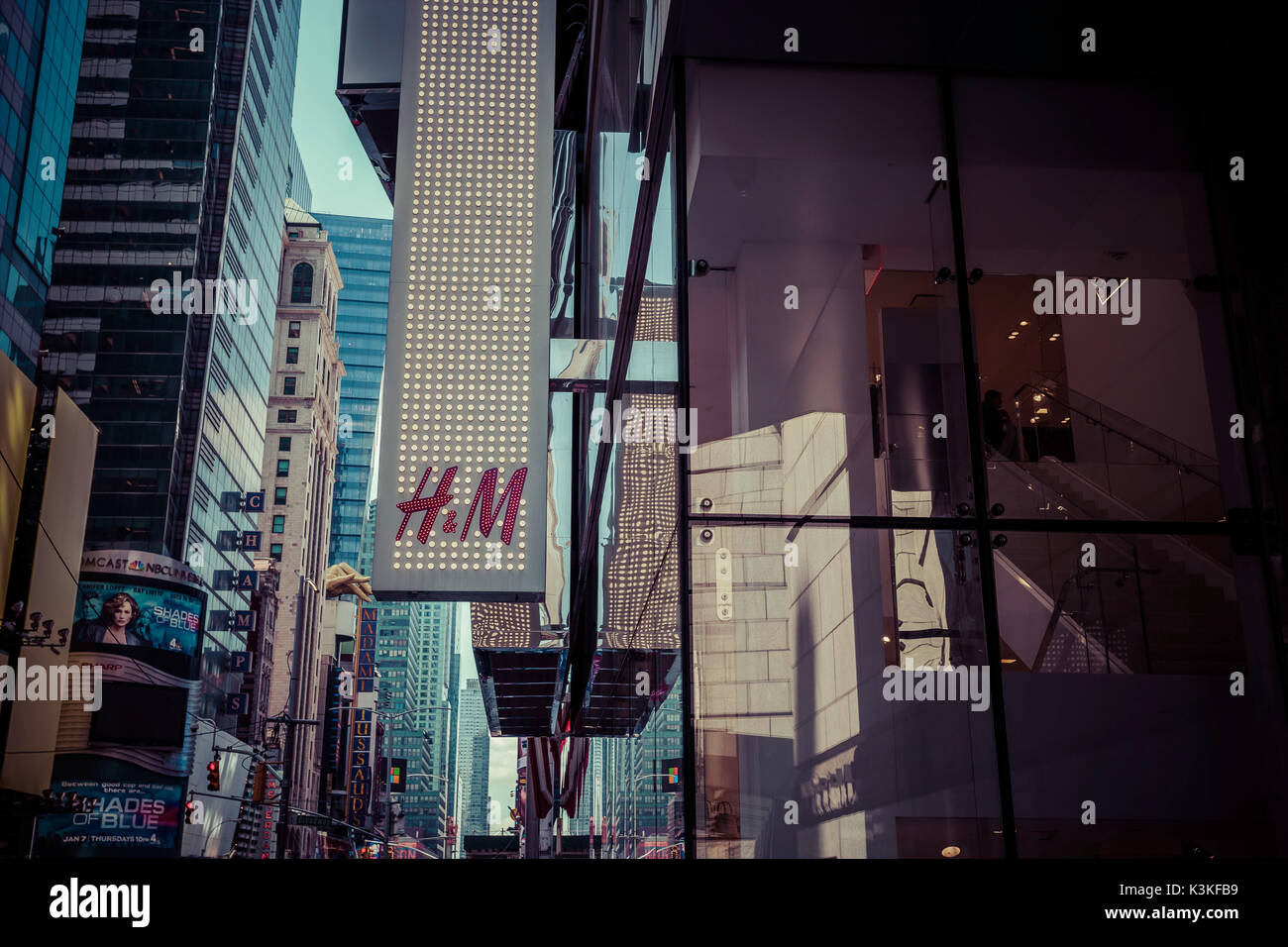 Ads auf den Time Square, Architektur, Wolkenkratzer, H&M, Reflexionen, Streetview, Manhatten, New York, USA Stockfoto