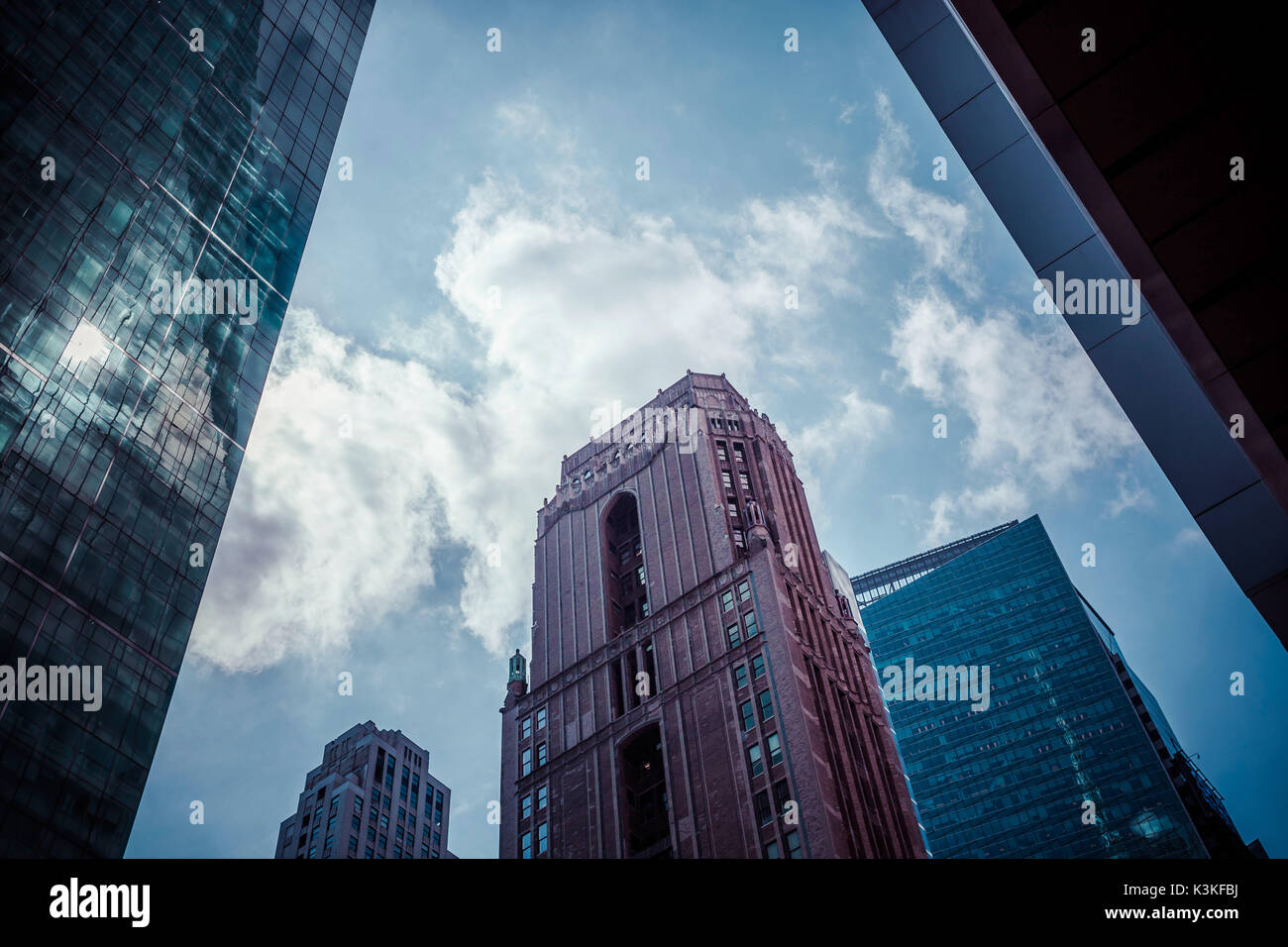 Architektur und Wolkenkratzer, Reflexion, blauer Himmel, Streetview, Manhatten, New York, USA Stockfoto