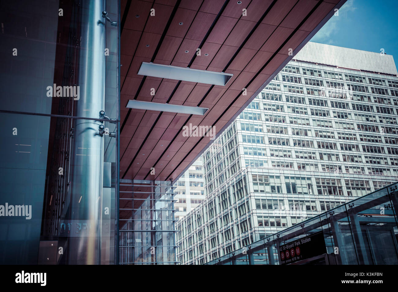 Architektur und Wolkenkratzer, Bryant Park entfernt, Streetview, Manhatten, New York, USA Stockfoto