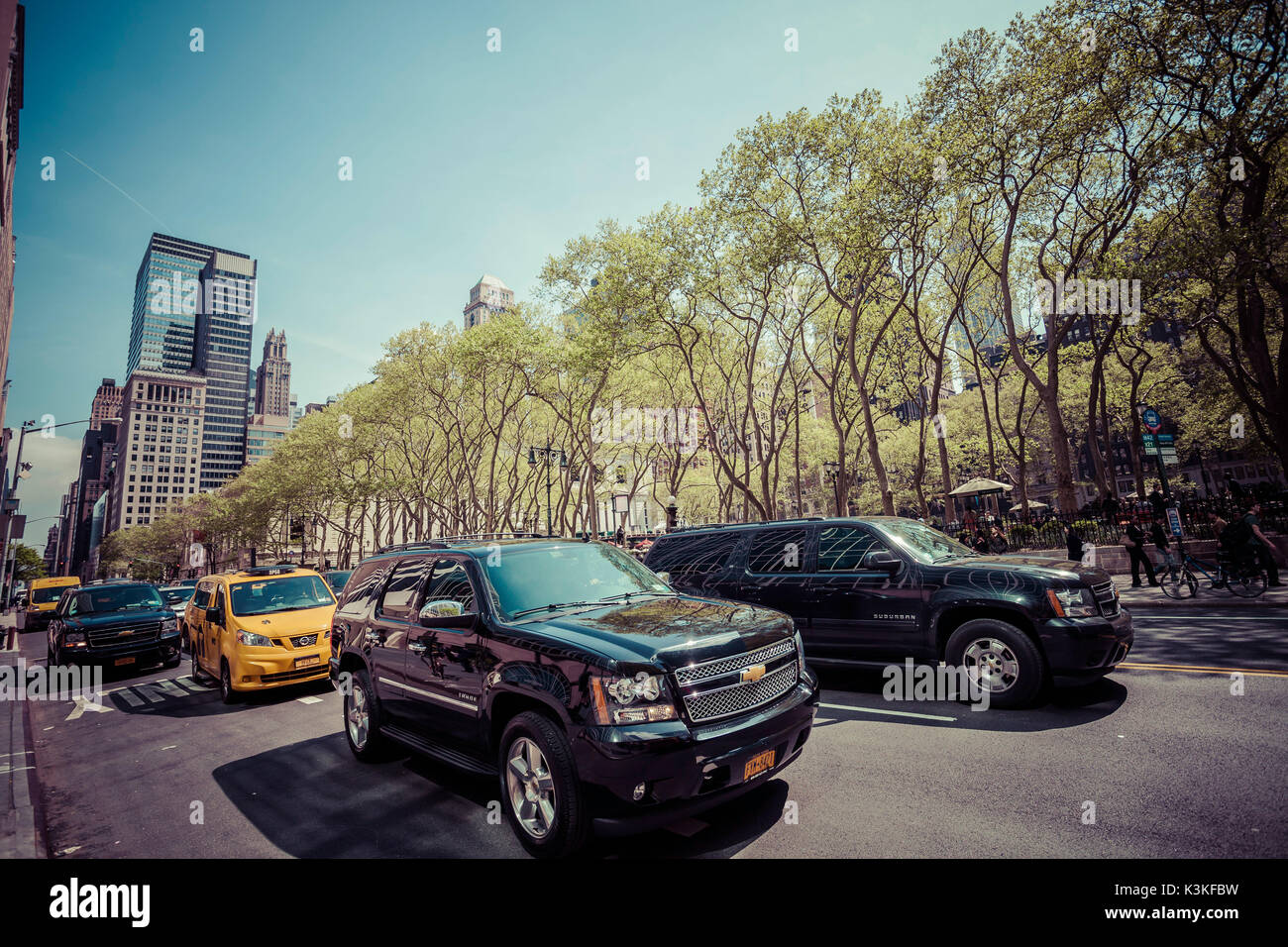Autos, Verkehr, Bryant Park, Wolkenkratzer, Streetview, Manhatten, New York, USA Stockfoto