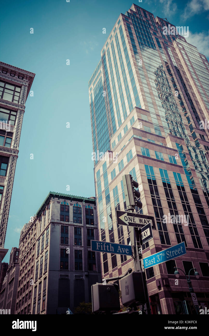 5Th Ave, Turm, Reflexionen, Streetview, Manhatten, New York, USA Stockfoto