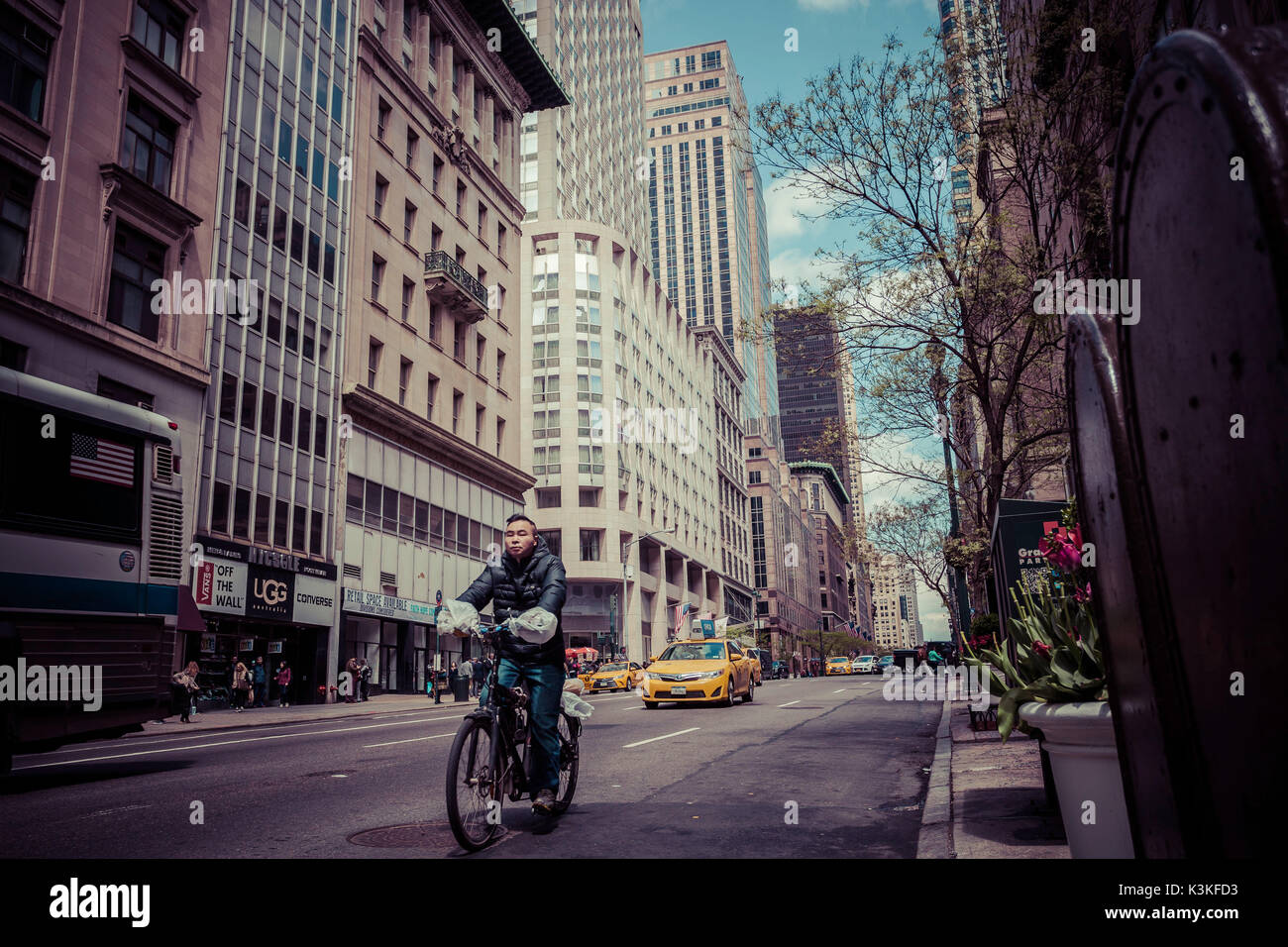 Hypochonder mit Plastiktüten über seine Hände, Fahrrad, Streetview, Manhatten, New York, USA Stockfoto