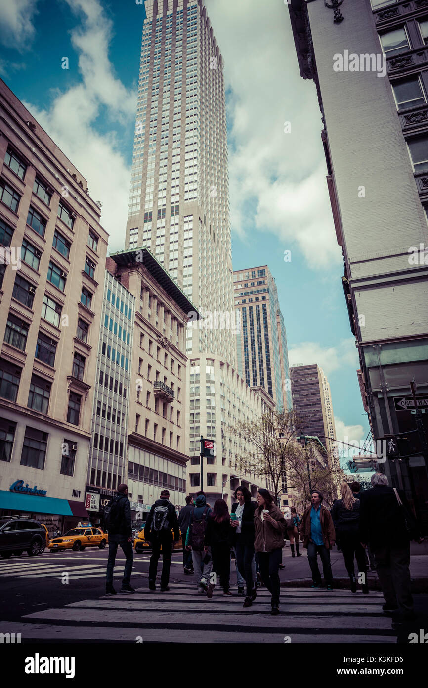 Streetview mit Verkehr, Fußgänger, in Manhattan, New York, USA Stockfoto