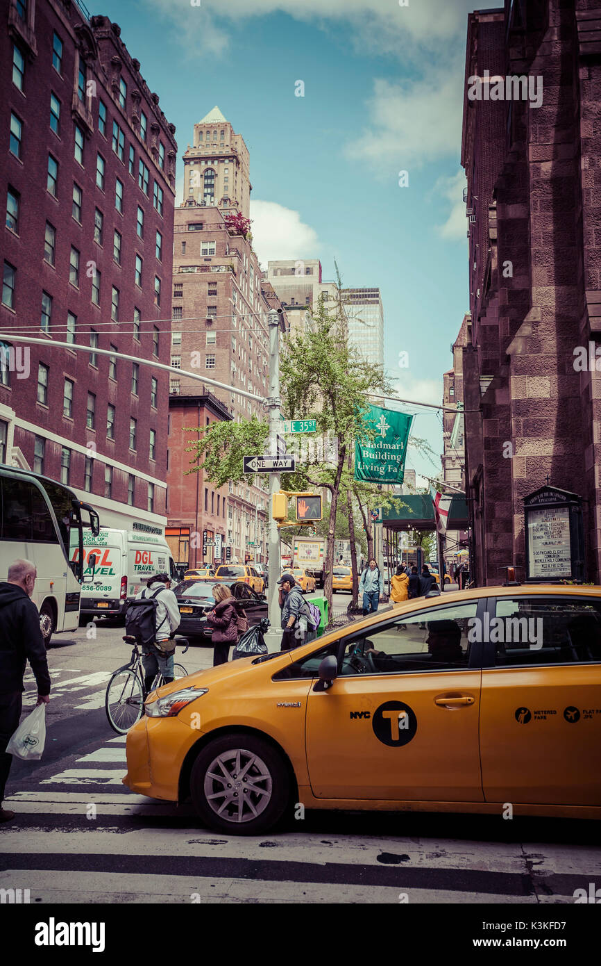 Streetview mit Verkehr, Fußgänger und Kabine, in Manhattan, New York, USA Stockfoto