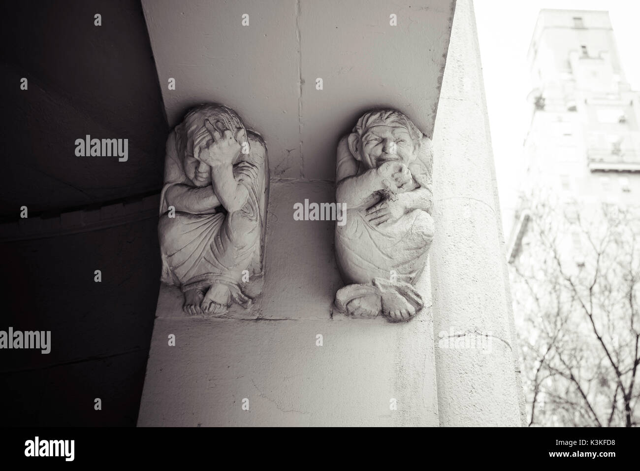 Deprimiert und Lachen stuck Skulpturen, historische Gebäude Eingang, Manhatten, New York, USA Stockfoto