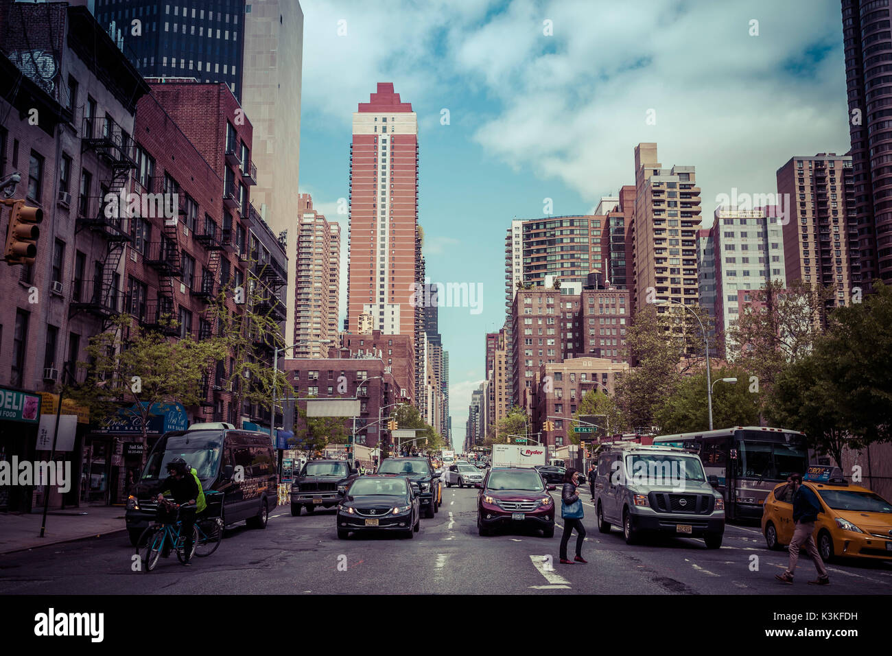 Streetview mit Verkehr in Manhatten, New York, USA Stockfoto